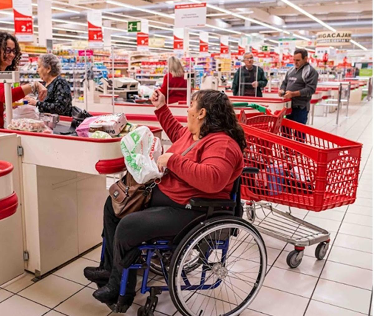 Alcampo trabaja en materia de inclusión para conseguir que todo el mundo pueda hacer la compra sin dificultades.  | ALCAMPO