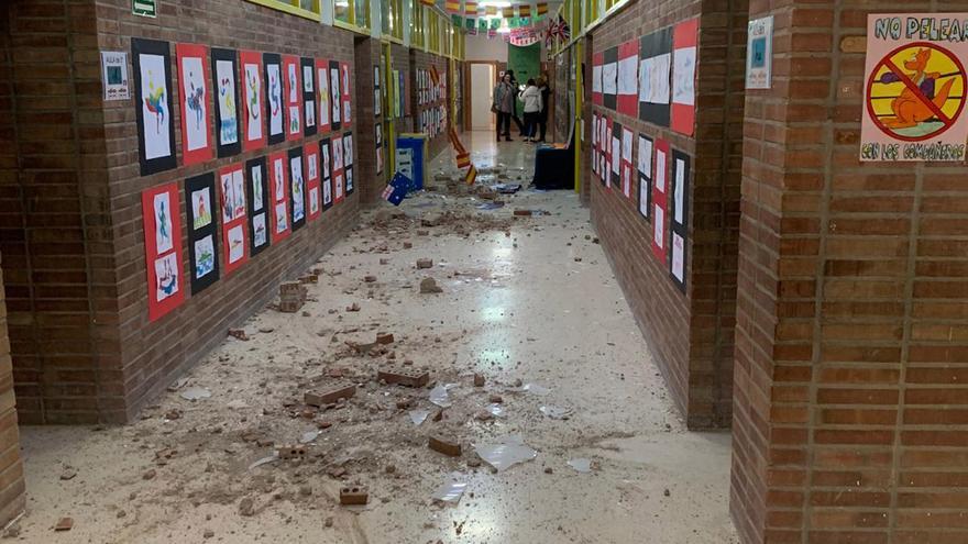 El fuerte viento arranca parte de la cubierta de un colegio de Las Torres de Cotillas