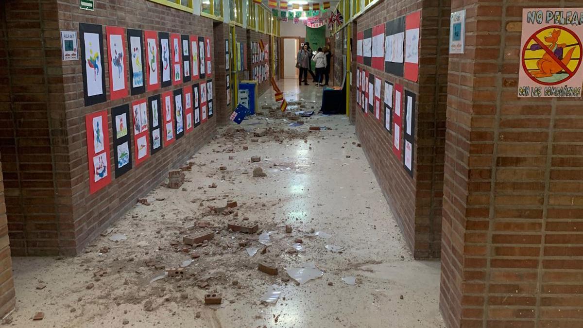Escombros dentro del centro educativo de Las Torres de Cotillas.