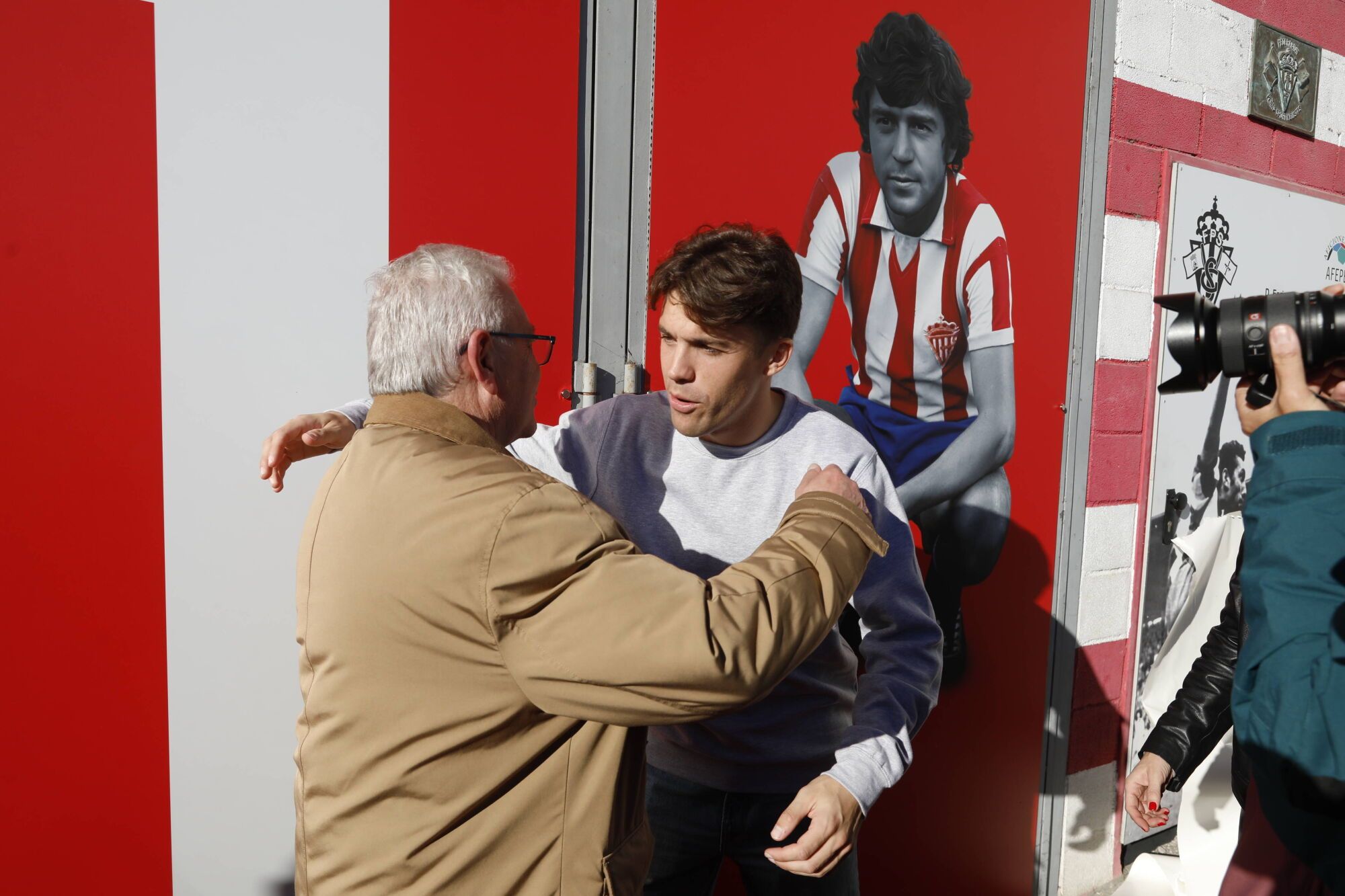 Enzo Ferrero descubre la puerta 11 de El Molinón