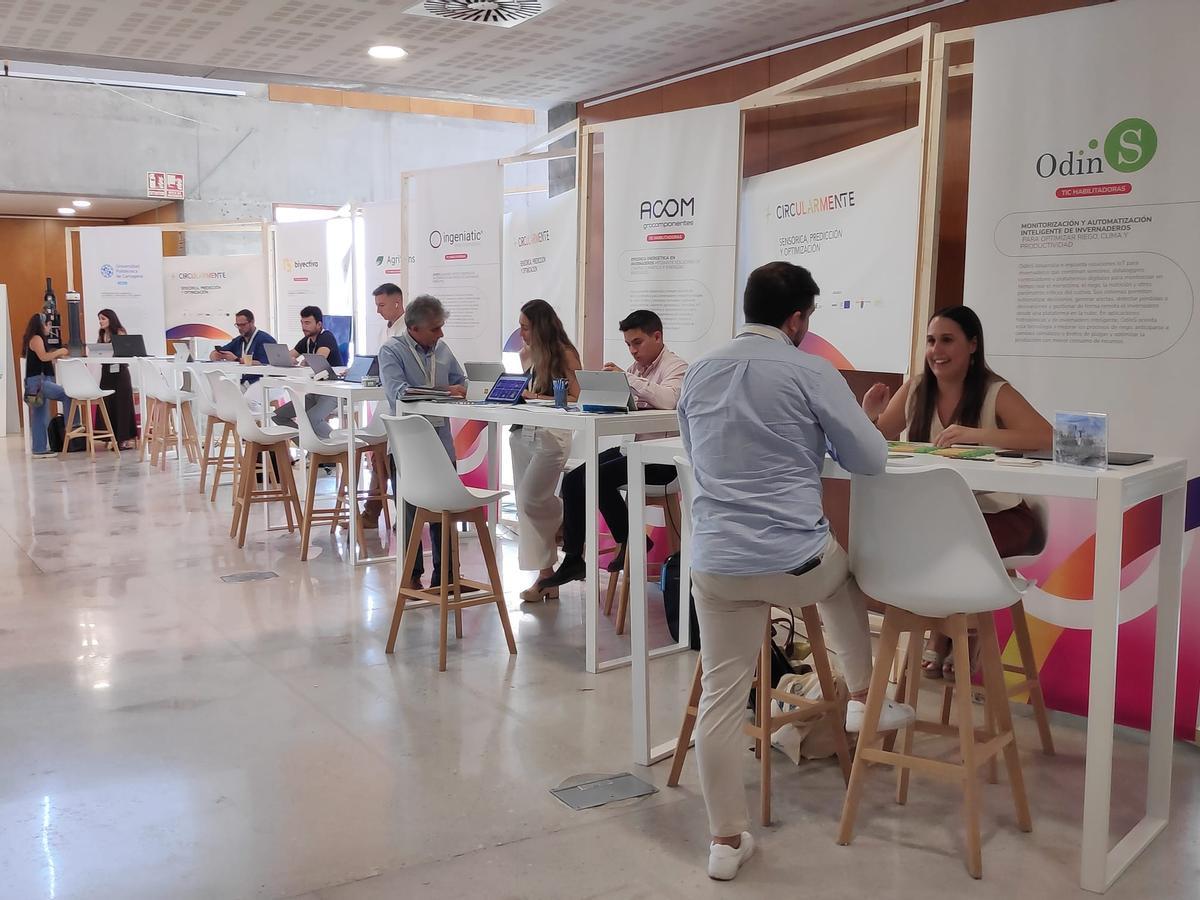 41 expositores  comparten ideas y casos reales durante la celebración del evento.