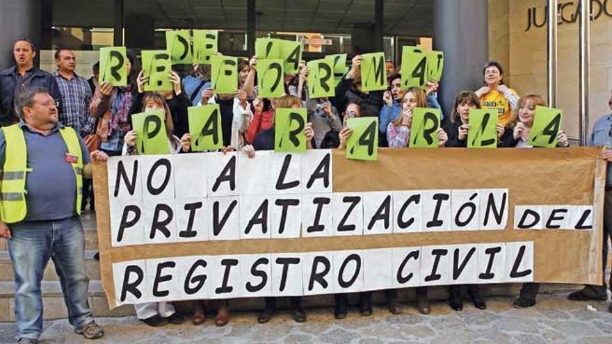 Una de las protestas en Palma contra la privatización del registro civil.