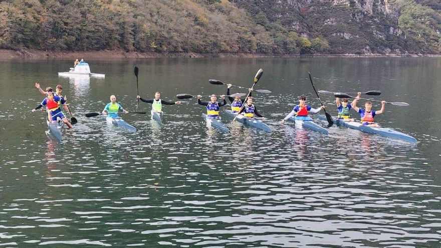 La navegación lúdica sigue sin salir a flote en el pantano de Tanes: una nueva exigencia del Principado aplaza el uso de las embarcaciones
