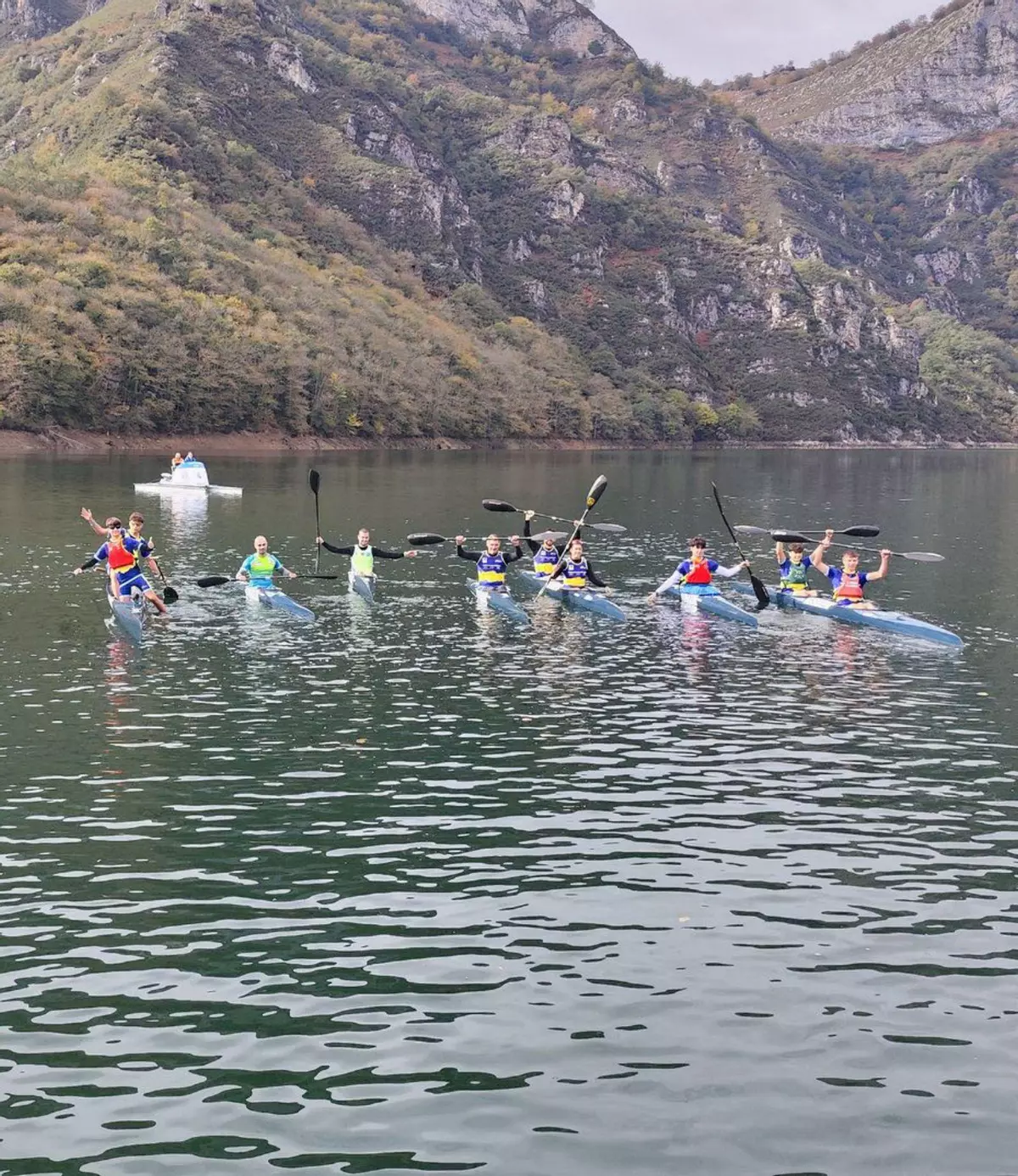 La navegación lúdica sigue sin salir a flote en el pantano de Tanes: una nueva exigencia del Principado aplaza el uso de las embarcaciones