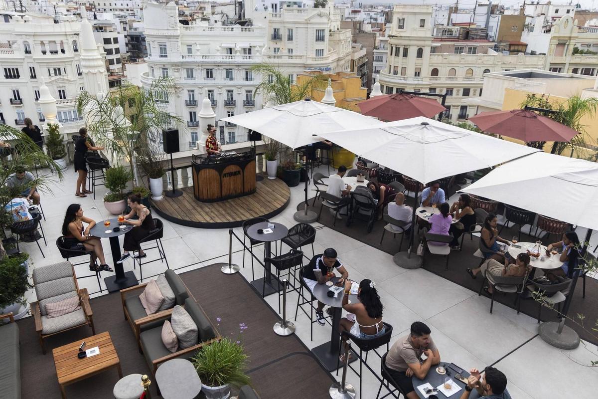 El ‘rooftop’ del Ateneo Mercantil con un DJ poniendo la ambientación musical