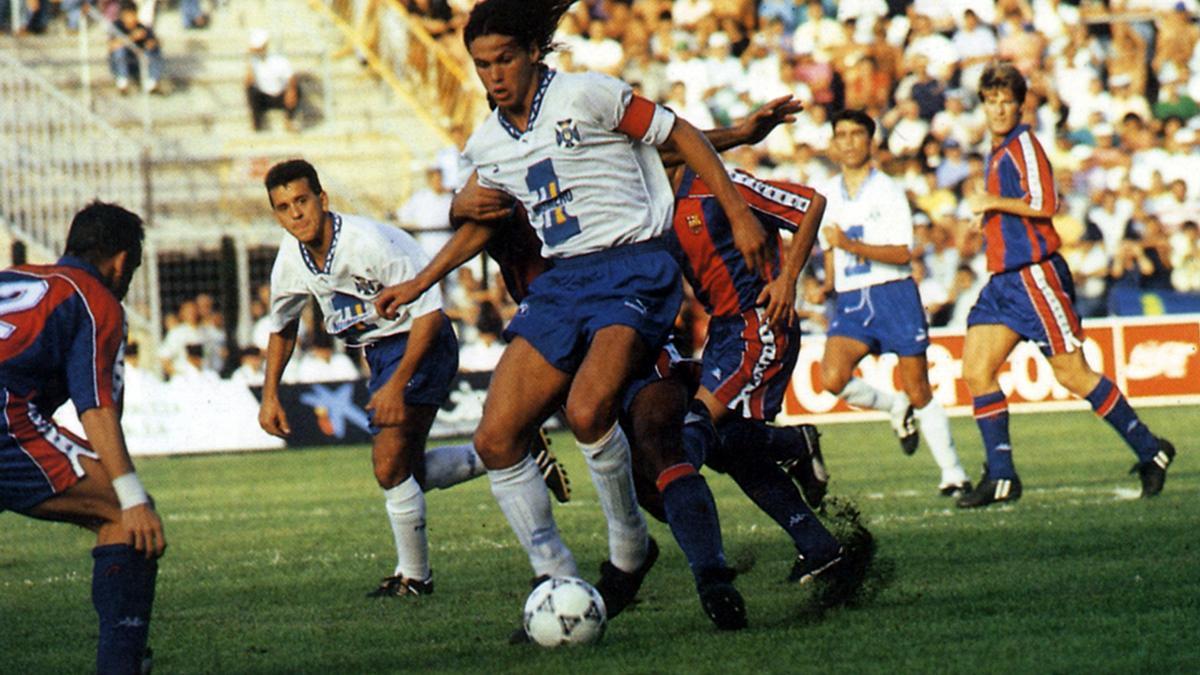 Redondo controla un balón en un partido del Tenerife ante el FC Barcelona.