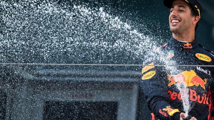 Ricciardo descorcha la botella de champán en la ceremonia del podio. // Johannes Eisele