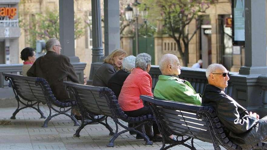 Pensionistas en el Parque de San Lázaro de Ourense.  // Iñaki Osorio