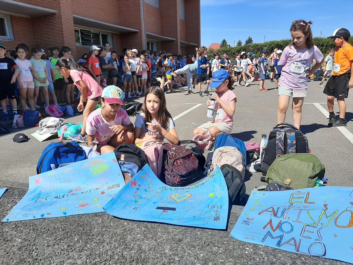 Los niños, con las pancartas