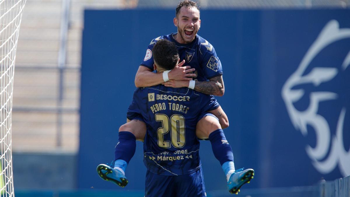 Alfredo Gutiérrez celebra su gol con Pedro Torres