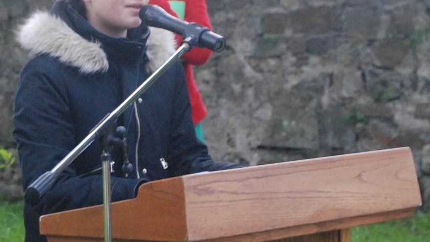 Candela Murias, leyendo su poema en asturiano.