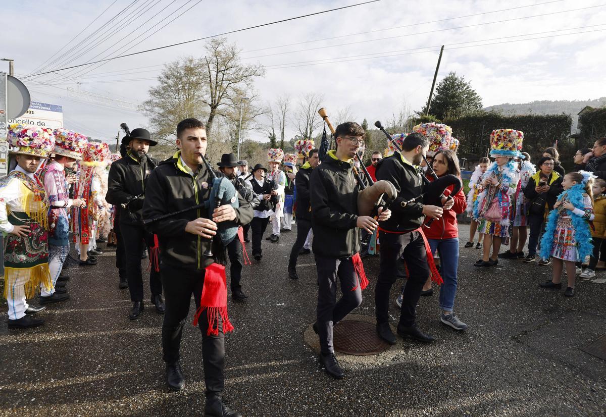 Madamas e Galáns salieron a la calle para promocionar el Entroido de Vilaboa