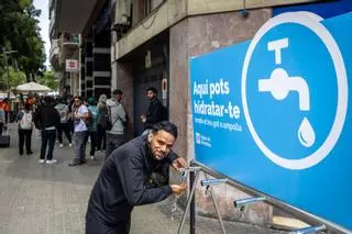 Barcelona instala fuentes de agua potable para que puedan hidratarse los inmigrantes que hacen horas de colas en las OAC