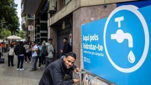 Fuente de agua potable instalada en la esquina de Gran Via con Sicília para que las personas que soportan largas colas para obtener certificados de regularización de la OAC puedan hidratarse