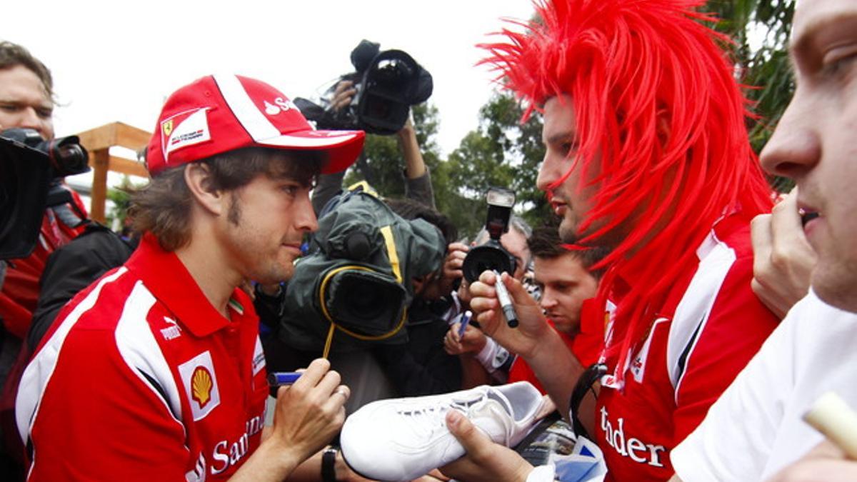 Fernando Alonso, del equipo Ferrari, firma autógrafos a su llegada al Alberta Park, en Melbourne, Australia.
