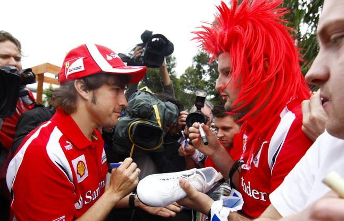 Fernando Alonso, de l’equip Ferrari, firma autògrafs a l’arribar a l’Alberta Park, a Melbourne, Austràlia. Fernando Alonso, de l’equip Ferrari, firma autògrafs a l’arribar a l’Alberta Park, a Melbourne, Austràlia.