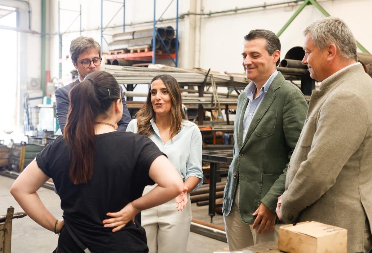 Beatriz Jurado y José María Bellido, durante su visita este martes a la empresa cordobesa Mecanizados Cortec,