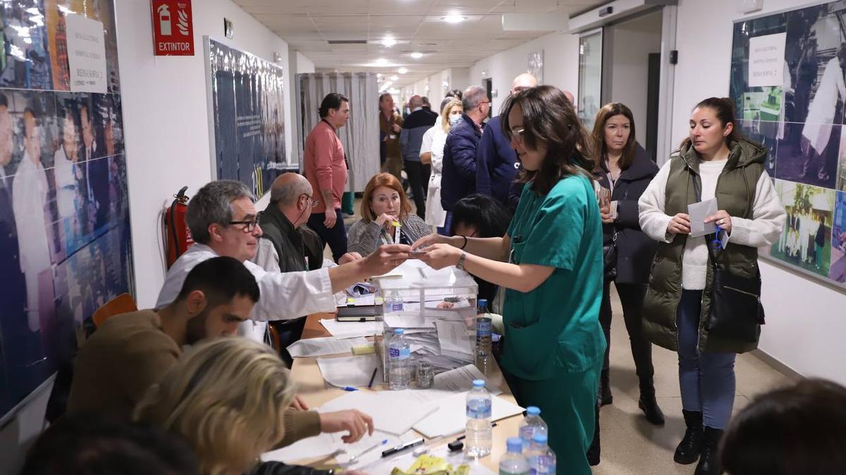 Una de las mesas de votación instaladas en el Hospital Reina Sofía ayer.