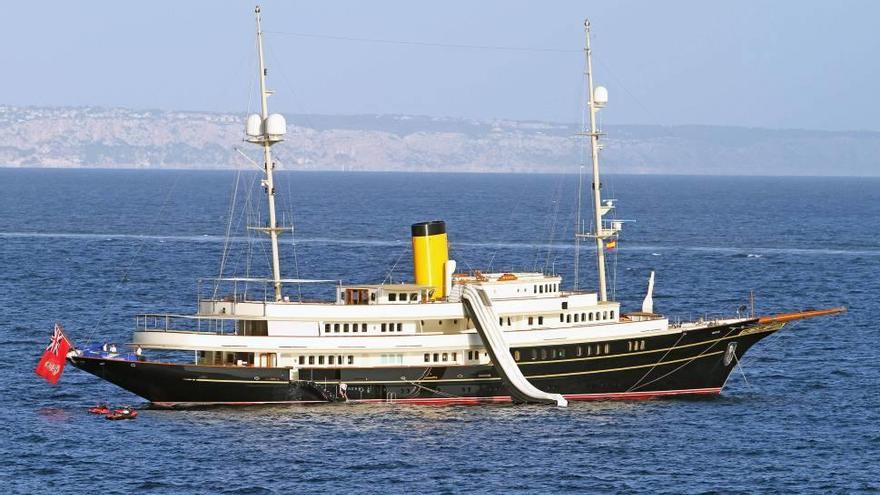 El yate, con un tobogán instalado, navega estos días por el Mar Balear.