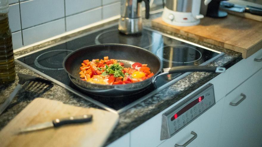 Adiós a las salpicaduras en la cocina: este accesorio de Ikea protege los azulejos