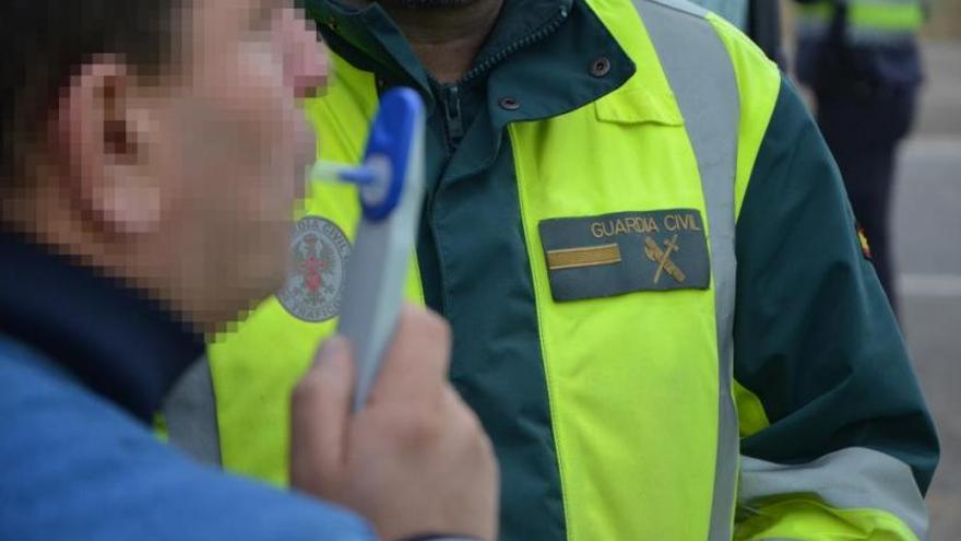 Agentes de la Guardia Civil en una prueba del alcoholemia y drogas.