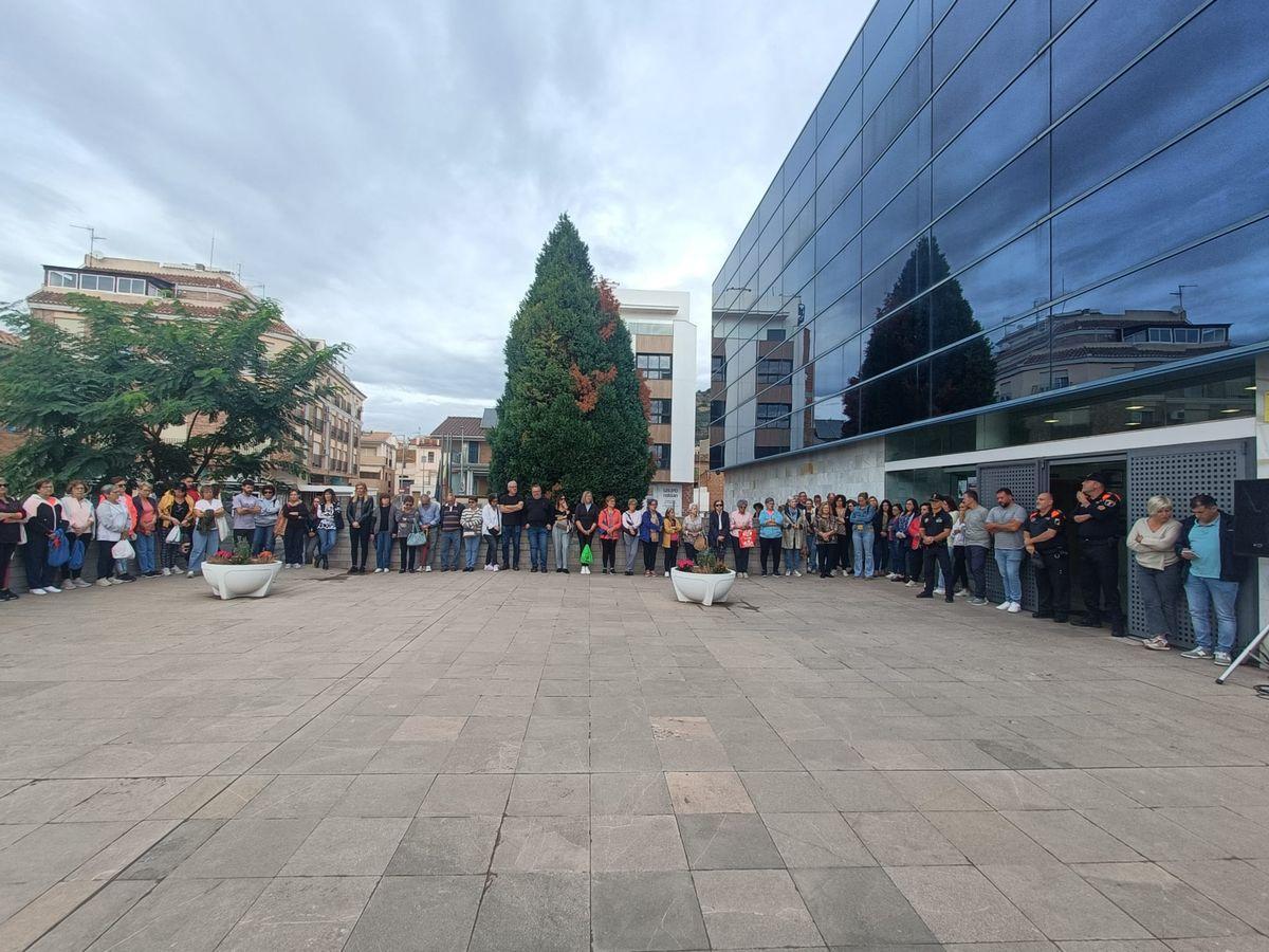 Numerosos vecinos se han sumado al acto celebrado ante el ayuntamiento de Almenara.