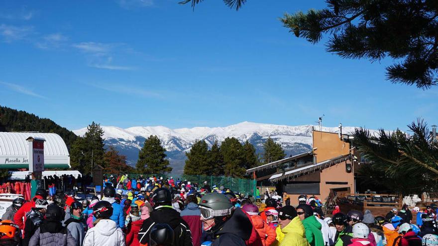 L&#039;estació d&#039;esquí La Masella plena d&#039;esquiadors pel pont de Tots Sants