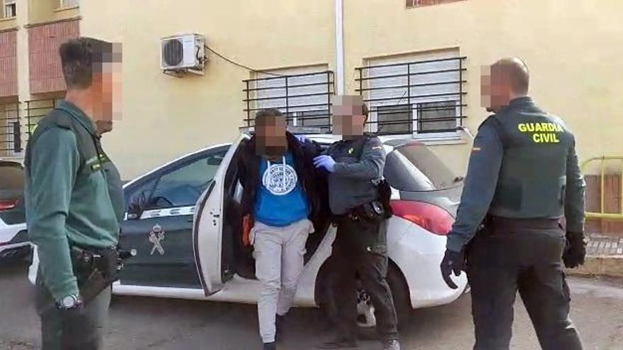 Investigan a dos hombres por robar en 23 inmuebles y sustraer 16 vehículos