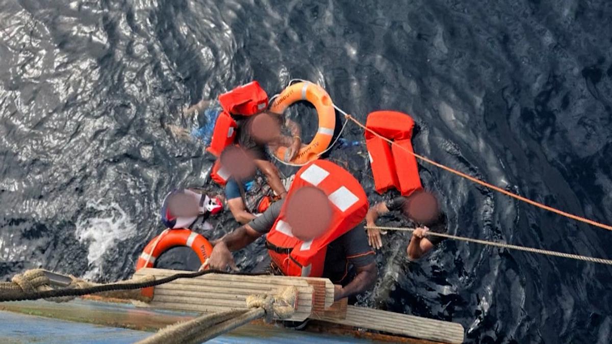Un barco rescata a los marineros del Eternity C tras un ataque en el Mar Rojo