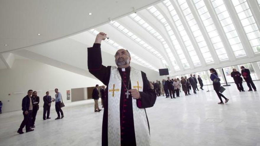 El arzobispo Sanz Montes, en mayo de 2011, bendiciendo el Calatrava.