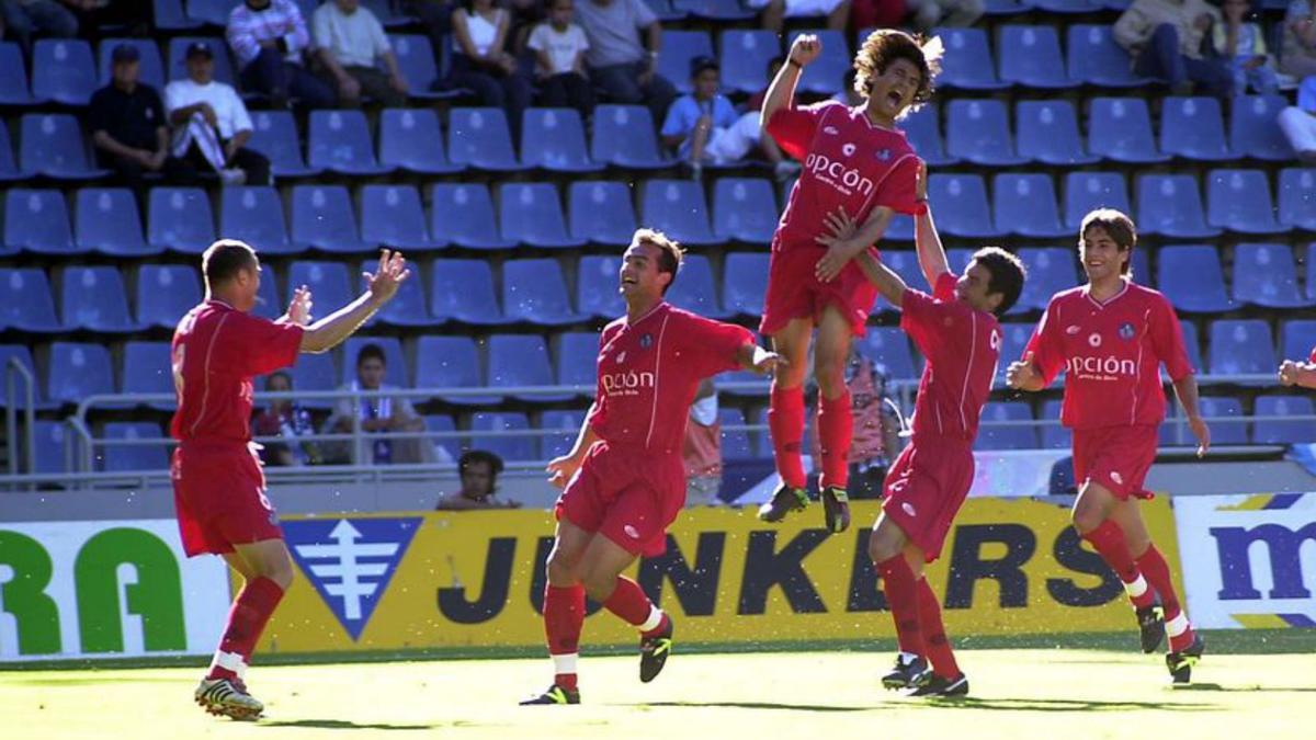 Pachón, festejando un gol en el ascenso del Getafe de 2004. | | E.D.