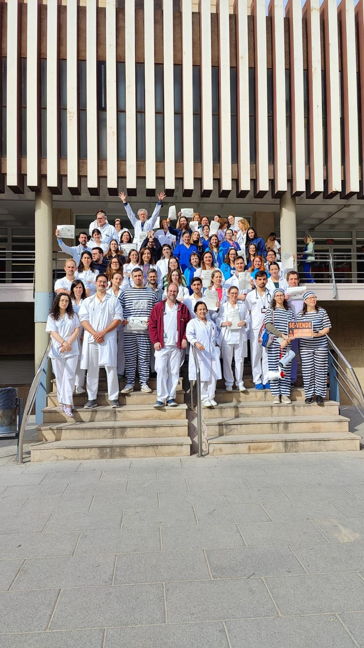 Protesta de médicos a las puertas del Doctor Peset este miércoles.
