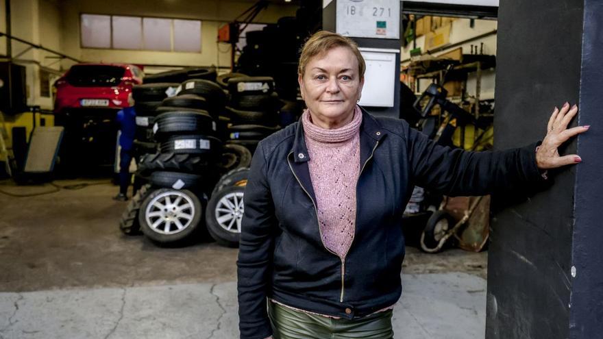 Catalina Mulet posa frente a su taller mecánico en el barrio de Son Ferriol.