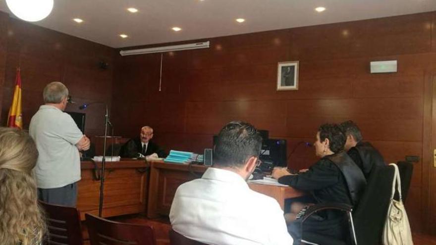 El acusado escucha a uno de los testigos en el juicio.