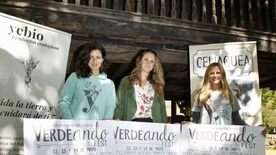 Por la izquierda, Marta Baragaño, Raquel Baragaño y Lorena Alal, en el Muséu del Pueblu d&#039;Asturies.