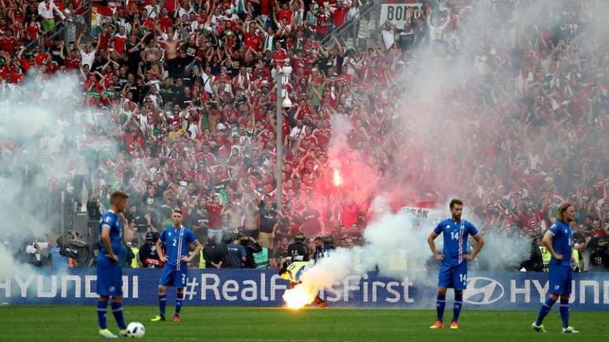 Bengalas sobre el césped durante el partido entre Hungría e Islandia.