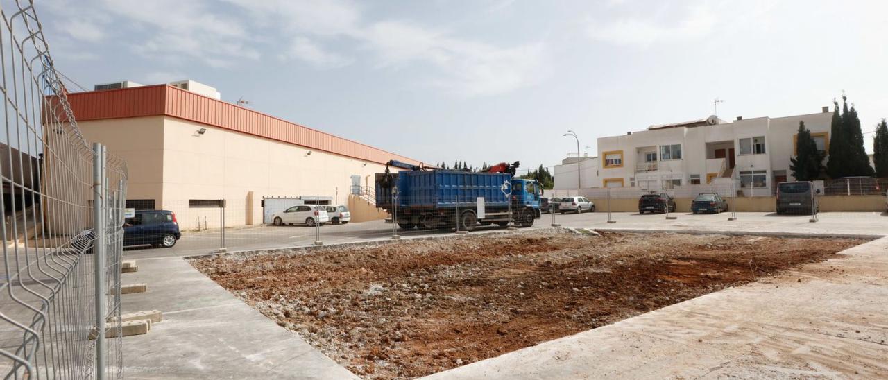 Las obras iniciadas el lunes para la instalación de una gasolinera con dos surtidores en el ‘parking’ del Eroski de ses Païsses. | J. A. RIERA