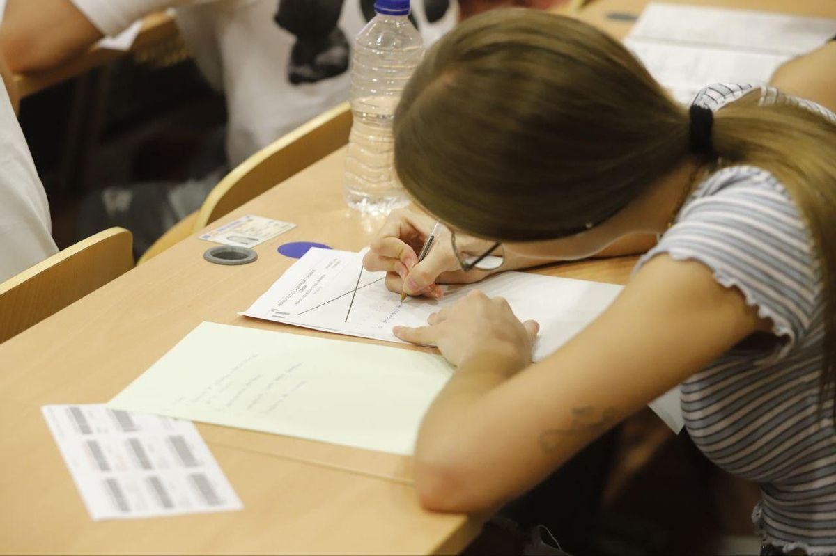 Una joven realiza un examen de Selectividad, este martes, en Córdoba.
