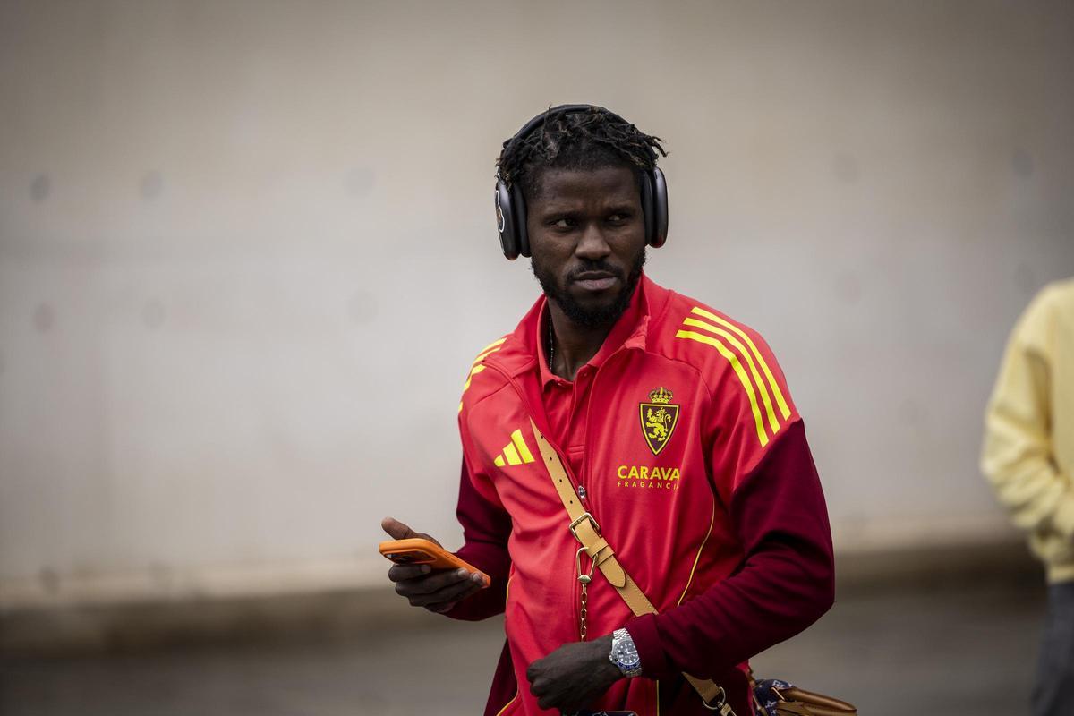 Paul Akouokou, a la llegada de la expedición a Zaragoza tras la disputa del encuentro en Cádiz.