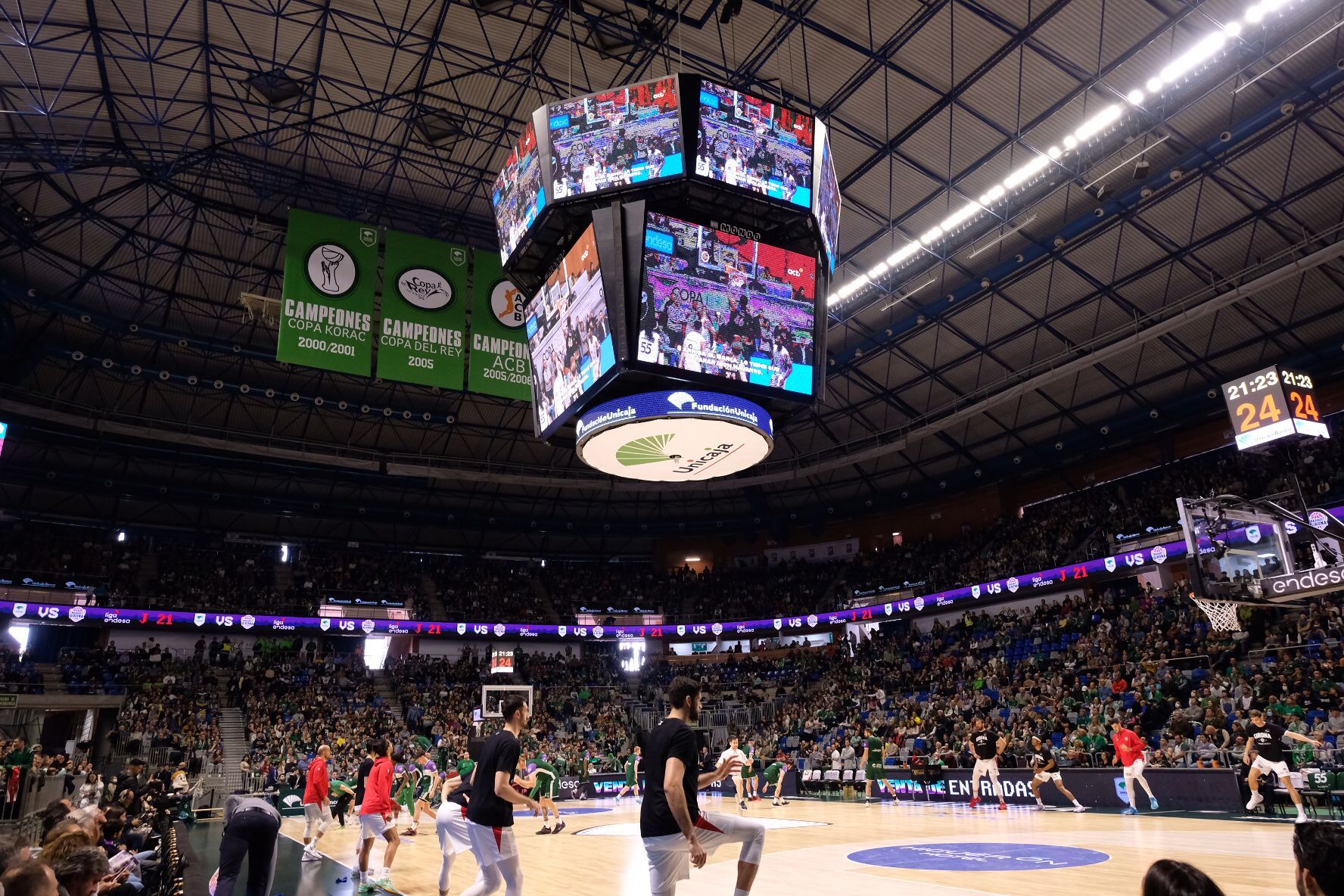 La afición del Unicaja, durante la emisión del documental de la Copa del Rey.