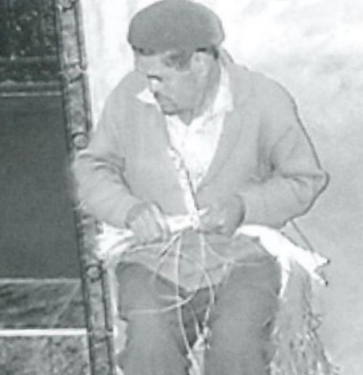 Trinidad Sánchez Bermejo (’Trinidad el Coín’) haciendo labores artesanas con esparto vivo y picado, en las que era todo un maestro.