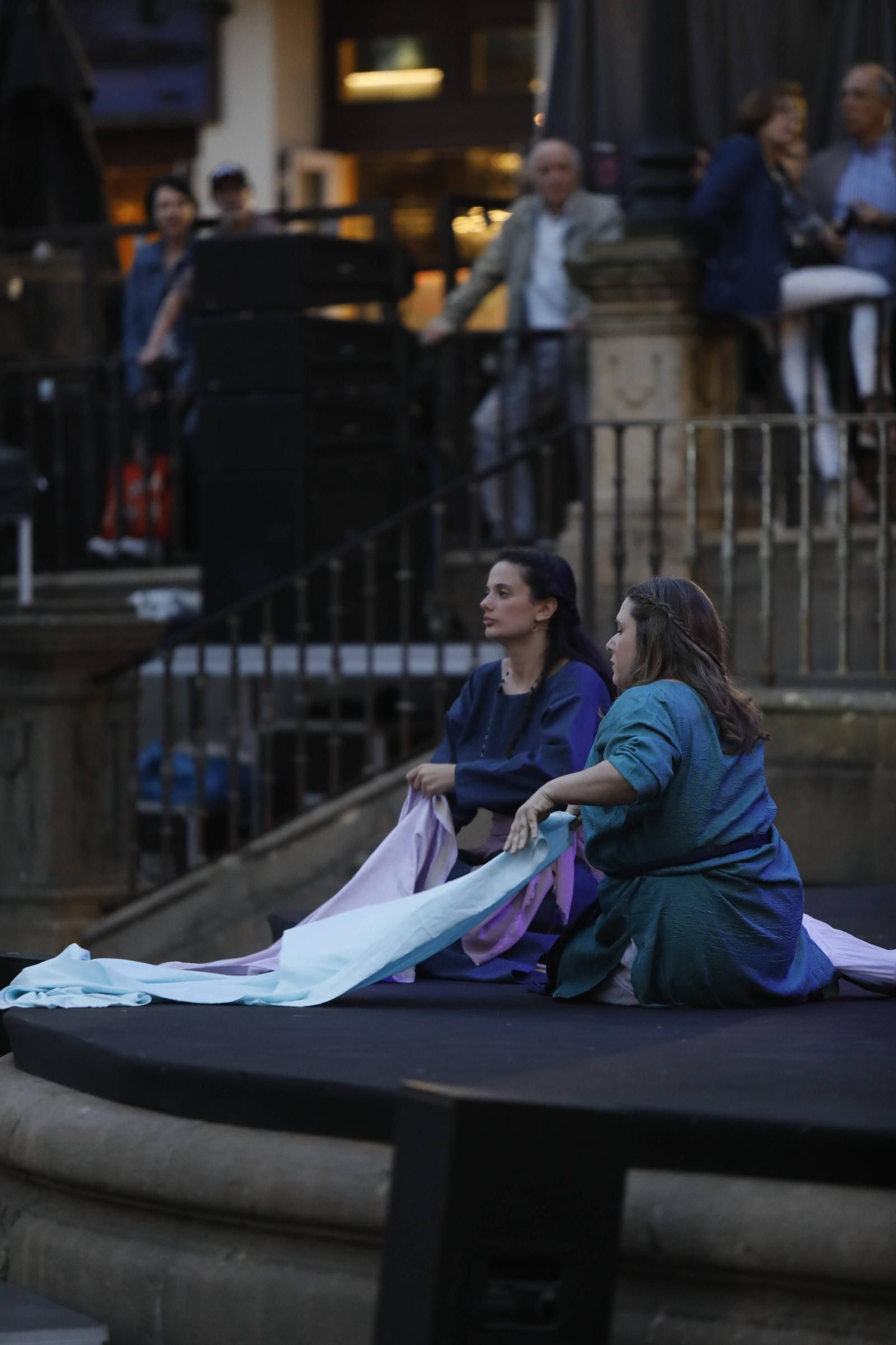 IMÁGENES: Recreacion de "El primer peregrino" en la plaza de la Catedral de Oviedo