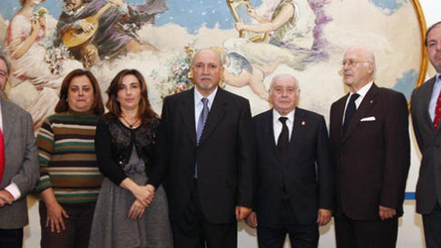 Los premiados con la Medalla del Ateneo de Málaga 2012 posan con el presidente de esta institución cultural, Diego Rodríguez.