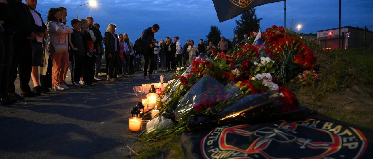 Flores y velas homenajean a Yevgueni Prigozhin en San Petersburgo. EFE