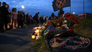 Flores y velas homenajean a Yevgueni Prigozhin en San Petersburgo. EFE