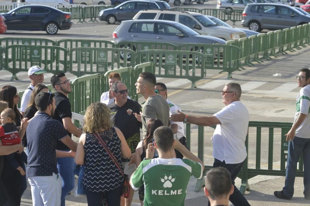 La afición recibe a los jugadores del Elche al grito de "mercenarios"