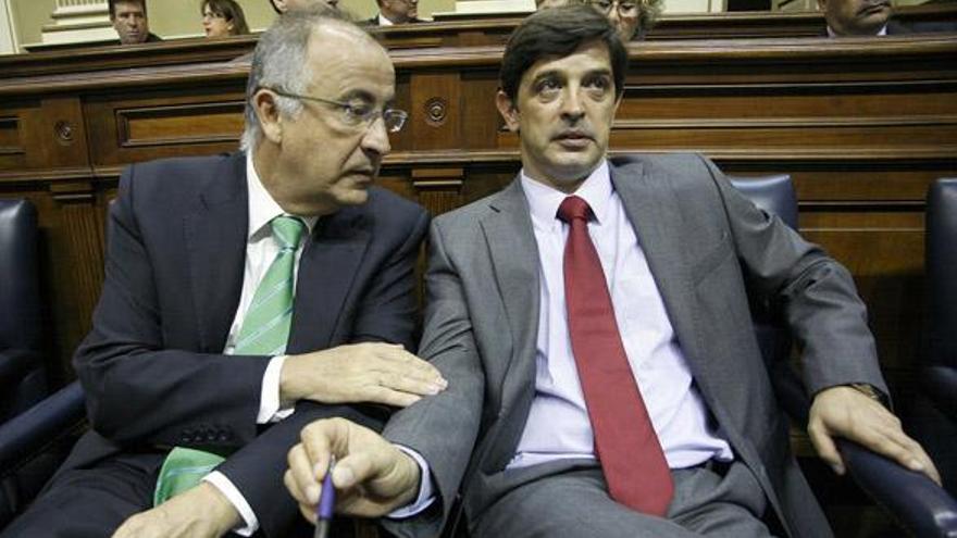 Los consejeros Francisco Hernández Spínola (izquierda) y Javier González Ortiz, en el Parlamento. | la provincia / dlp