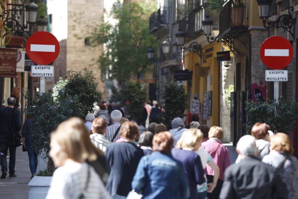 Bicis y peatones toman la calle Serranos.