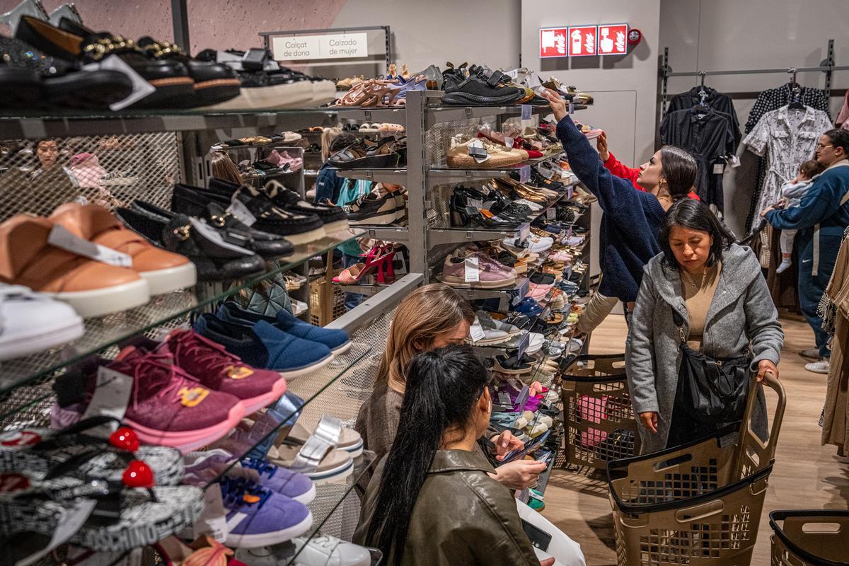 Furor y ofertas en el estreno de la primera tienda en Barcelona del outlet de grandes marcas TK-Maxx