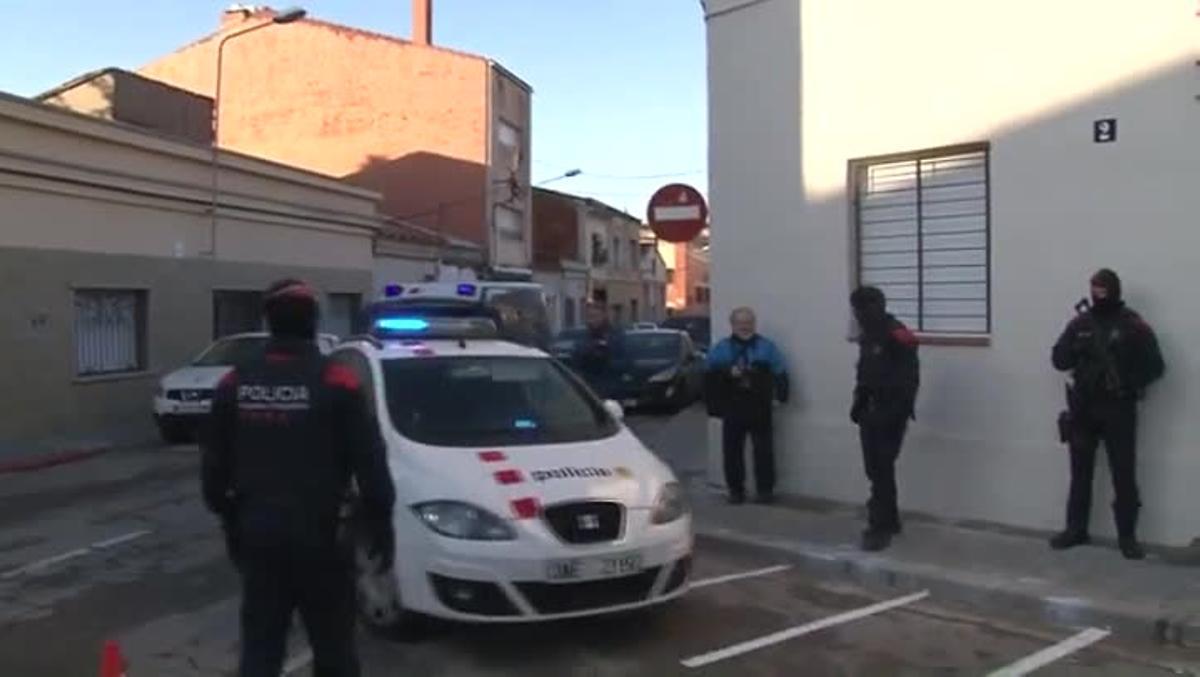 La seu està situada al número 2 del carrer Serret de Sabadell.